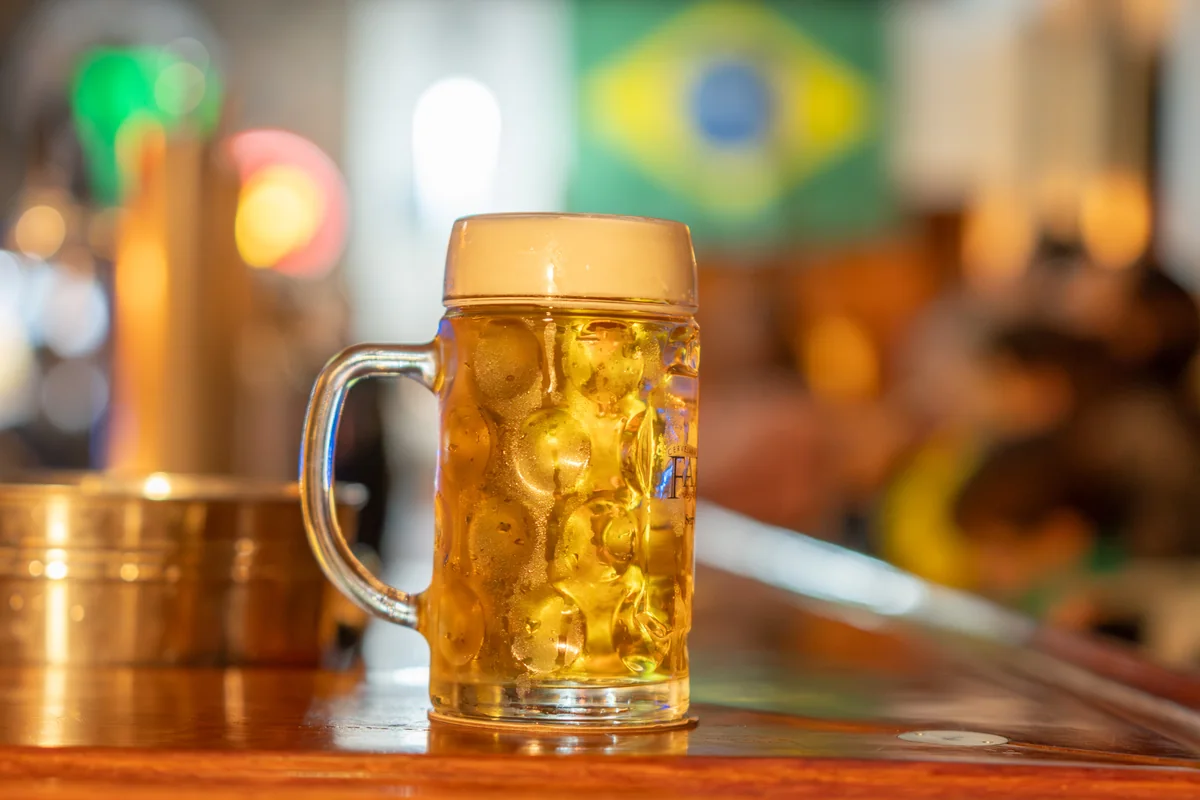 Caneca de chopp artesanal servida no balcão da Cervejaria Farol