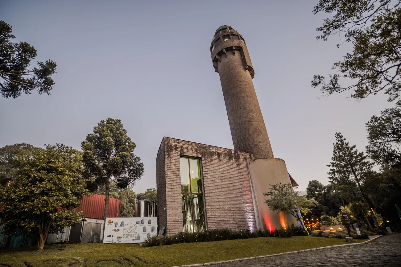 Entrada da Cervejaria Farol com a torre ao fundo