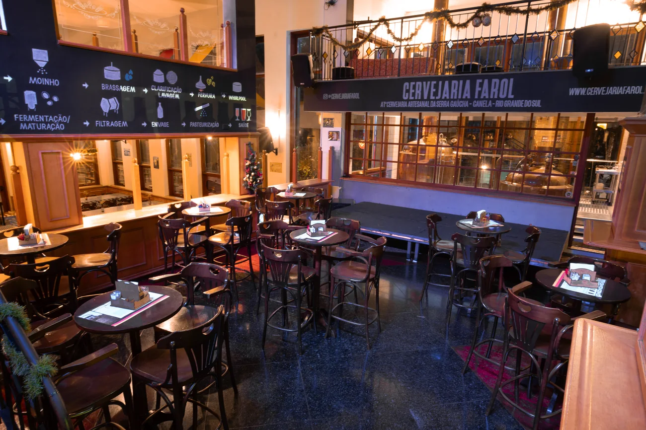Ambiente interno da Cervejaria Farol preparado para permanência